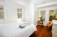 Serene Escape Beside Golf Course - Enchanting Rustic