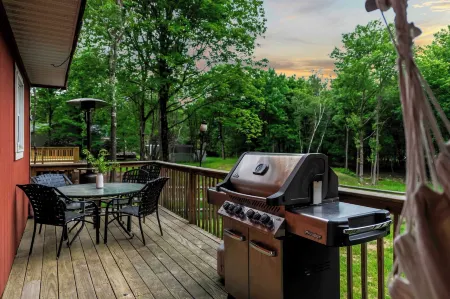 Hidden Bear by AvantStay A Central Location