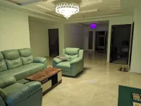 4th floor Lovely three bedroom apartment with free parking