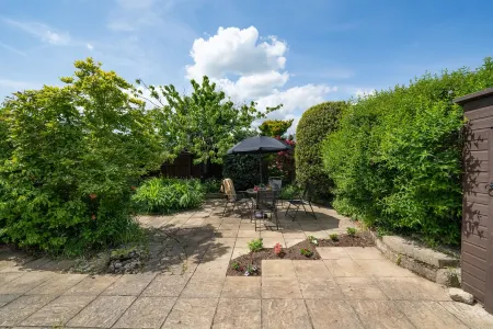 Lovely Two Bedroom Bungalow In Bembridge Isle of Wight Close To Village, Beaches Отели в г. Бембридж