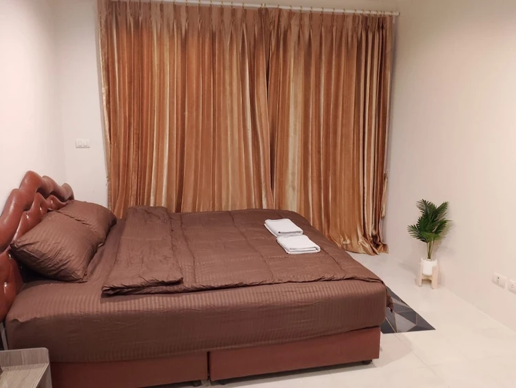 รูปภาพของCozy 1-bedroom mountain view condo with AC and WiFi in charming Panwa