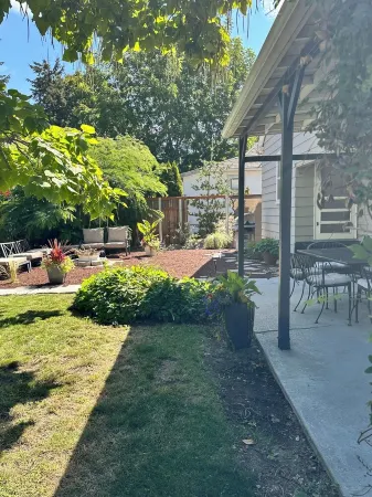 Updated 1939 cottage with beautiful park view