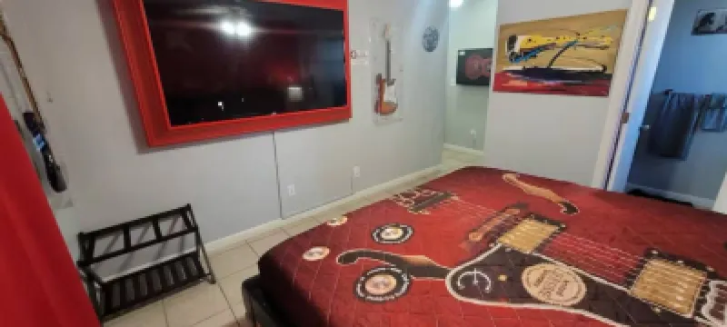 Rock-n-roll themed condo on the Guadalupe River located downtown New Braunfels Hotels near Landa Park