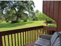 Studio in quite lake setting. Perfect for Golf, visit New Orleans or just relax. Hotels in Diamondhead