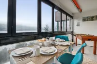 4 Seasons Apartment I Lake and Mountain View - 65" Smart TV I Bathtub I Foosball Table Hotels in 