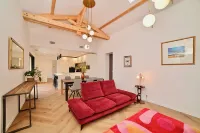 New house, heated pool, enclosed garden. Near historic center Périgueux