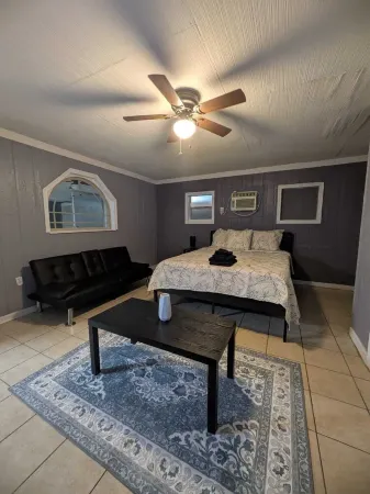 Retreat-1BR Apt w/ 65 inch Tv!