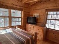Log Cabin on Serene Goshorn Lake, Minutes From Vibrant Saugatuck & Douglas - Hytter