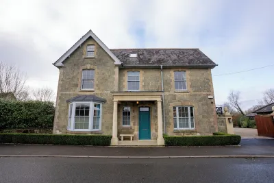 Unique  7 Bedroom House with Skittle Alley, Seasonal Heated Pool and Playground. Shaftesbury Abbey Museum & Garden附近的飯店