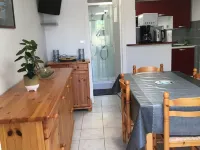 ARRADON, pleasant ground floor apartment - 10 minutes from the beach Hotels in Arradon