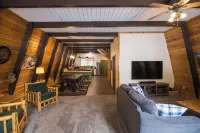 Large Open Cabin - 30 Miles to Yellowstone - WiFi