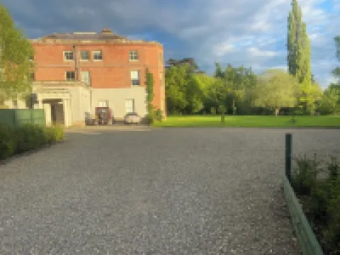 Large, comfortable Manor House near Ludlow with ten en-suite bedrooms.