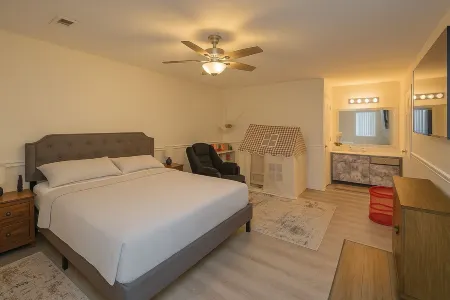 3BR Townhome near Downtown Naperville  River Trail Access + EV Charger Отели рядом с достопримечательностью «LOFT»