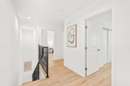 2 Floor, 3-bedroom house in awesome Alhambra w/ AC, WIFI and Garage Parking