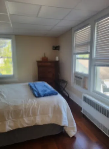 Two bedroom apartment in charming Hendersonville, walk to Main Street.