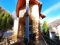 Marble Villa: Luxury Estate - central but intimate