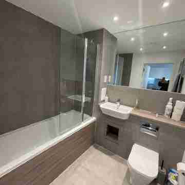 Brand new 1 bed luxury apartment, Balcony with amazing views Rooms