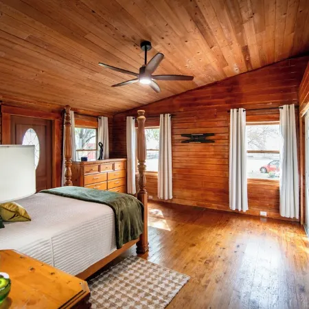 Peaceful Farm Cabin Getaway, 2BR w/ WiFi, AC & Sunrise Views