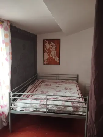 Typical southern village house in the heart of town - ideal for sightseeing Отели рядом с достопримечательностью «Camping Les Cigales , 3 étoiles»