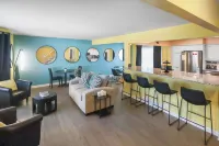 Modern 6Br West Omaha, 2-Car Garage, W/D, Smart TV, Pet-Friendly, 1 Gbps