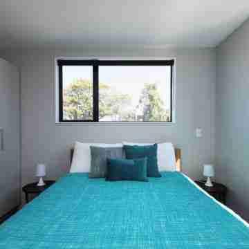 Bright and sunny inner city apartment. Rooms