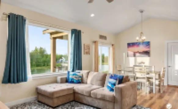 Lake house with stunning sunsets!