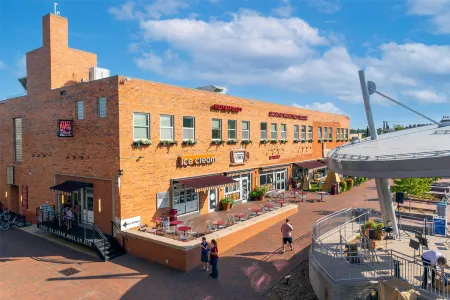 Hyatt Place Rapid City / Downtown Отели рядом с достопримечательностью «Южная Дакота Скул оф Майнс & Текнолоджи»