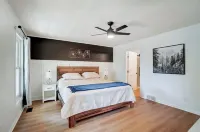 5 Bedroom + 2 Barns + Basketball + Pickle ball + Fire pit + Hot Tub!