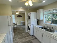 Welcome to “The Seabreeze Lakeside Getaway” in the heart of a true vacation town Hoteles en Irondequoit