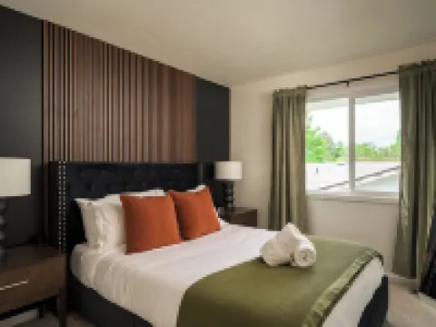 Parkside Retreat - NEW, HotTub, PoolTable & FirePit Hotels in Arvada