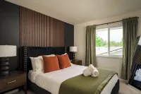 Parkside Retreat - NEW, HotTub, PoolTable & FirePit