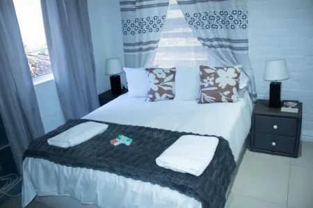 Fabulous 5-bedroom Beach House Stunning Views  with WiFi in Hout Bay  Cape Town Отели рядом с достопримечательностью «Duiker Island»