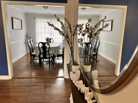 Pet Friendly Cozy & Comfy 3 BR House w Large Yard & Deck Отели в г. Меканиксвилл