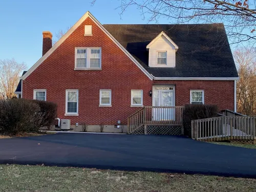 Charming 4-bedroom cottage with WiFi, AC in brilliant Munfordville Hotels in Hart County