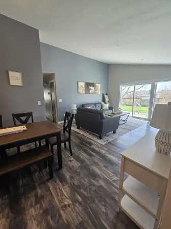 3-bedroom townhome walking distance to Highschool and Lions Park