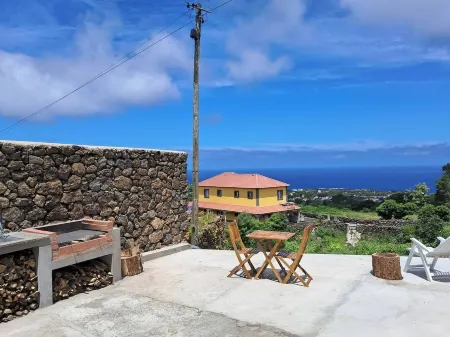 Biscoitos Top View apartment overlooking the sea with AC and very fast Wi-Fi