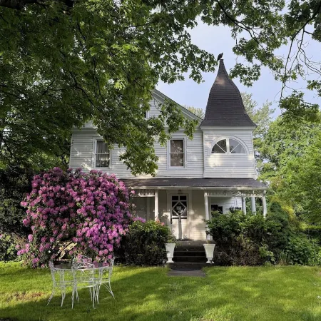 Charming 2-Bedroom Apartment on 2nd Floor in Millbrook NY, Right in the Village