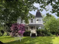 Charming 3-bedroom apartment on 2nd floor in Millbrook NY, right in the village Hotels in Washington