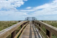 1-Min to Beach – Hot Tub + Pickleball - 2-Sterne