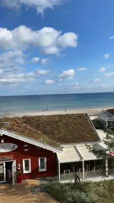 Direct lake view, charming apartment with balcony, swimming pool, playroom, parking space. Hotel dekat Scharbeutzer Strand Ostsee