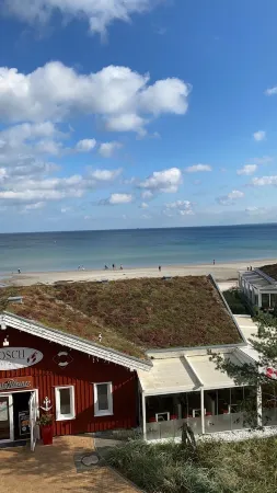 Direct lake view, charming apartment with balcony, swimming pool, playroom, parking space.