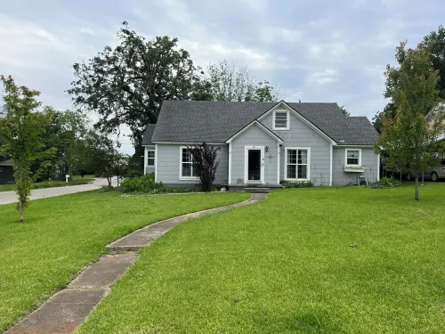 Charming 2-bedroom house with a full remodel in beautiful Denison with WiFi, AC