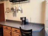 Charming 2-bedroom apartment with equipped kitchen and AC, in Cumberland, MD. Hotels in Cumberland