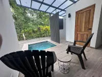 Private Studio, 90 seconds to the beach, with AC, WiFi, & Pool