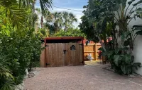 Private Tree Top studio - 1 mile to 5th Ave, all the action & Naples Beach!