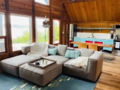 Waterfront Burton Loop - The Very Best Of Vashon, cozy cabin with a harbor view. Hotels in Vashon