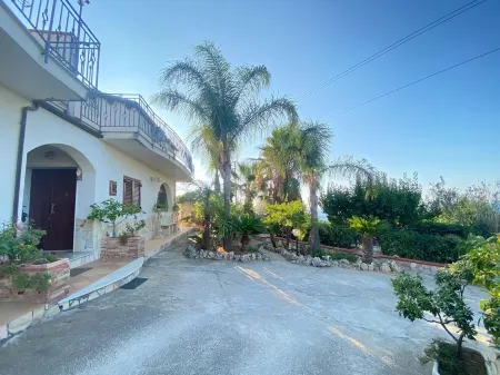 Charming 3-bedroom villa with WiFi and AC in beautiful Campofelice di Roccella