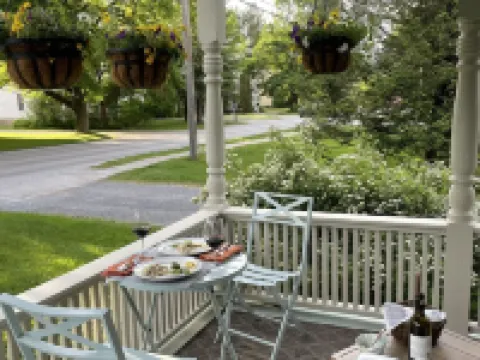 In Town Delight! Hotels in Manchester Center