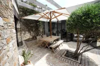 WATERFRONT VILLA PRIVATE ESTATE SWIMMING POOL AND SPA