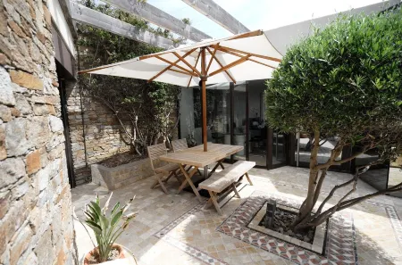 WATERFRONT VILLA PRIVATE ESTATE SWIMMING POOL AND SPA Отели в г. Борм-Ле-Мимоза